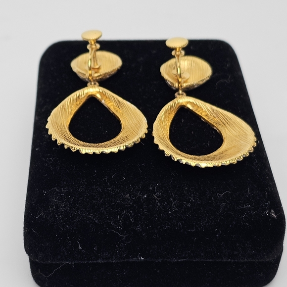 Vintage Screwback Gold Tone White Paint Stacked Sea Shell Drop Earrings - Picture 6 of 12